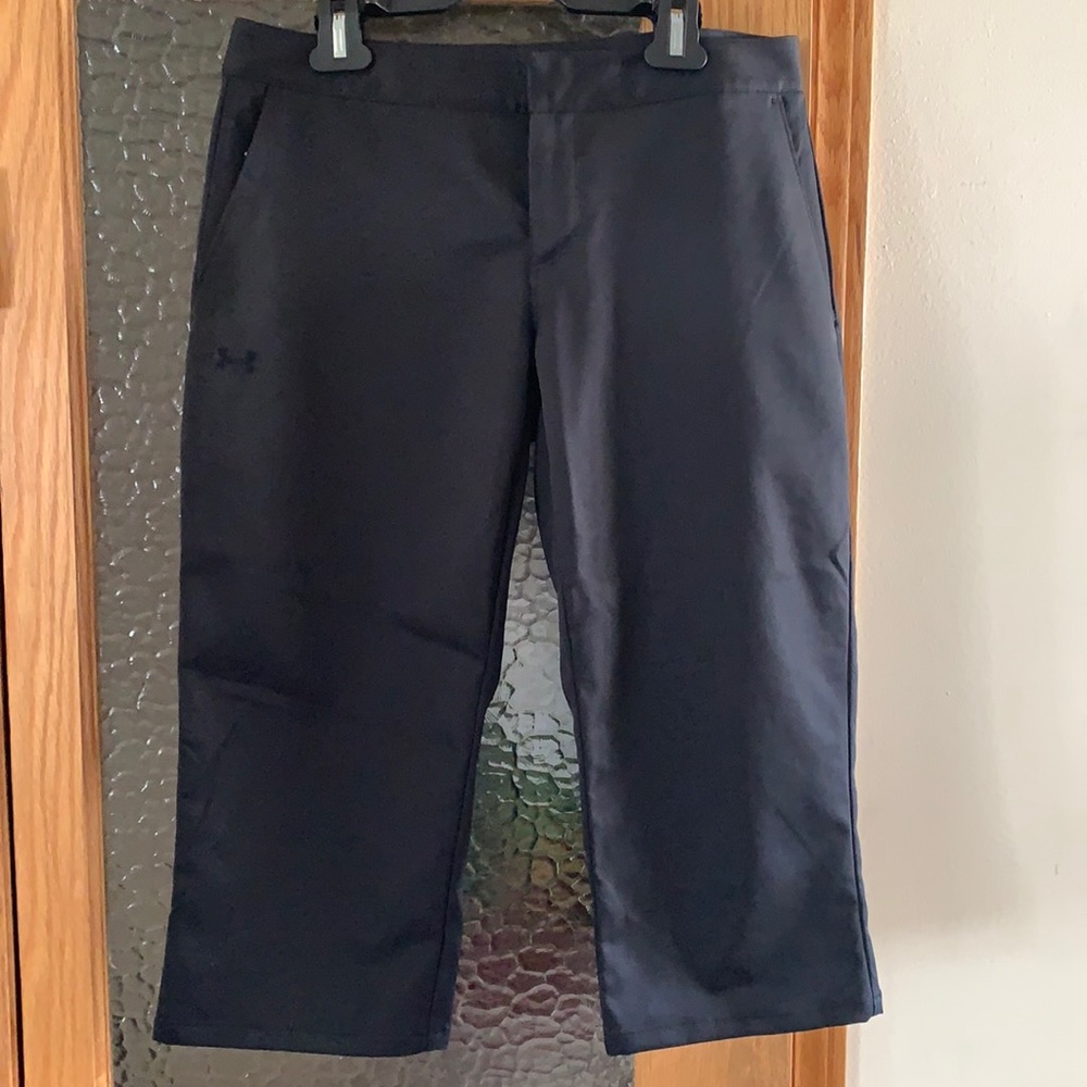 Under Armour capris, black, size 4 EUC